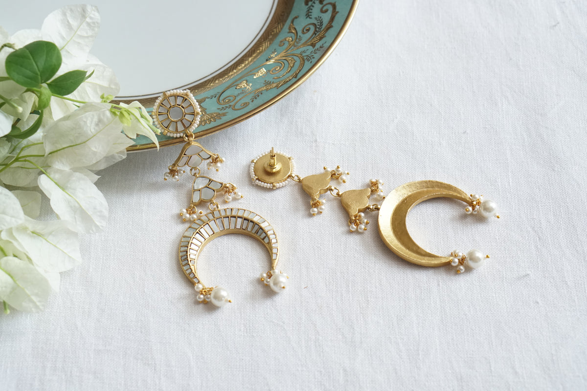 Mother of pearls long earrings (1-5529)(A)