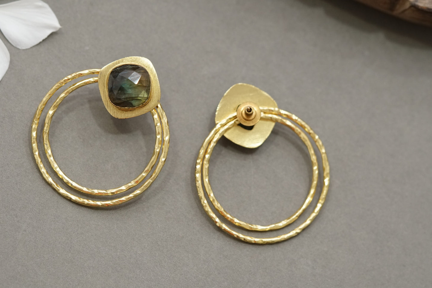 Stone earring (1-2950)(H)