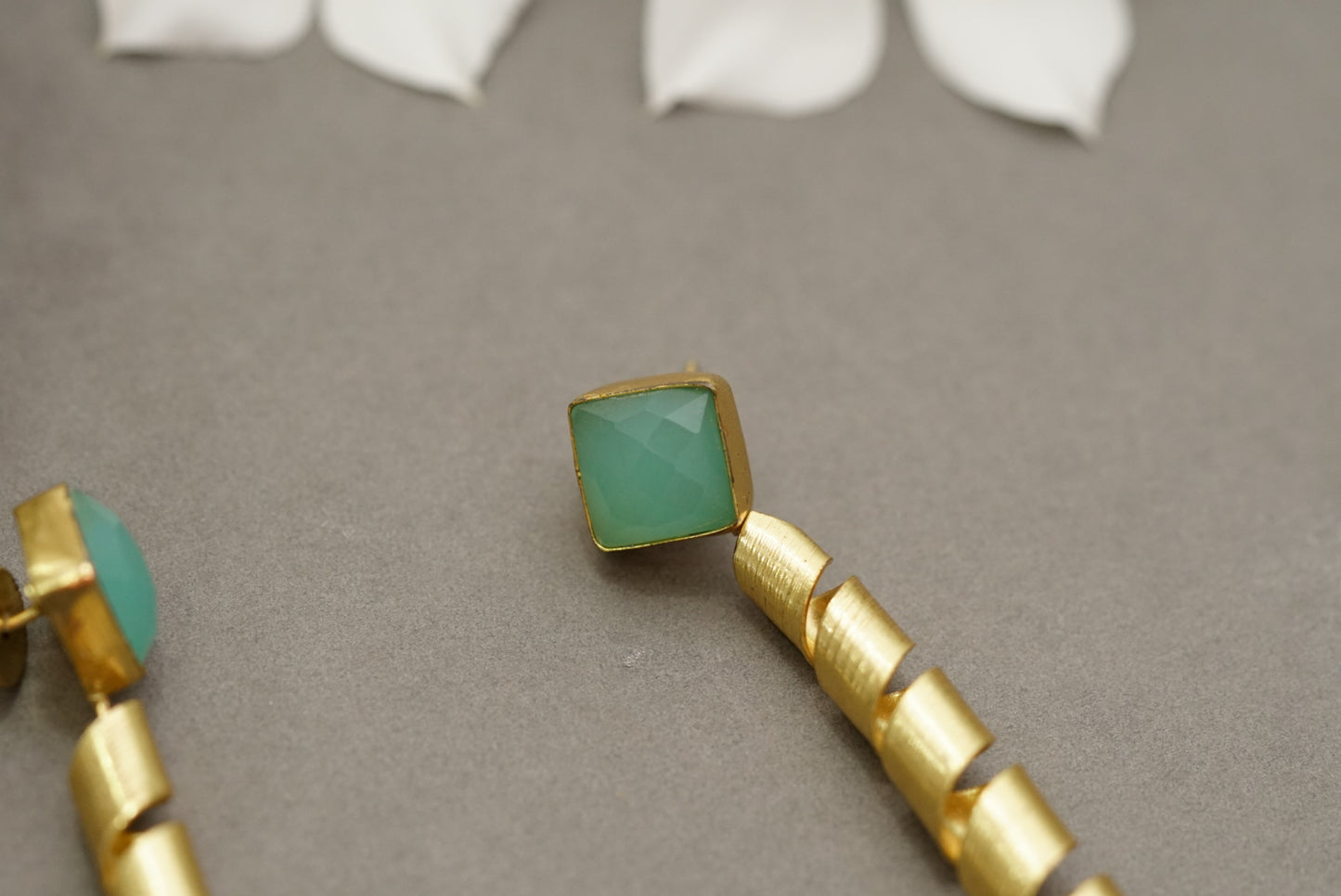 Stone earring (1-2946)(H)