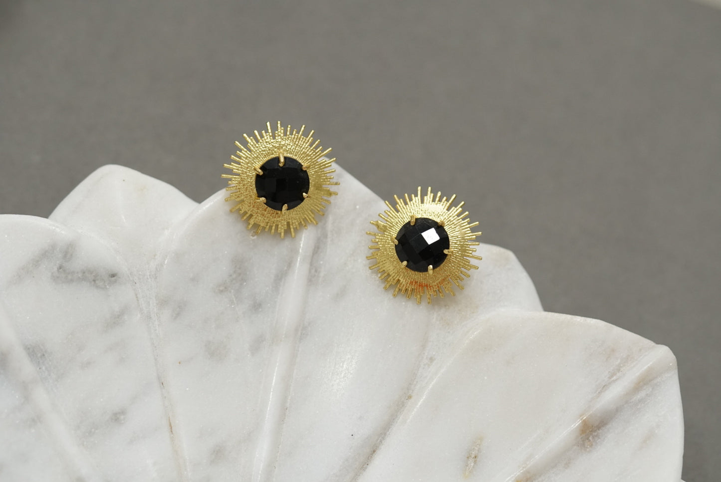 Stone earring (1-2953)(H)