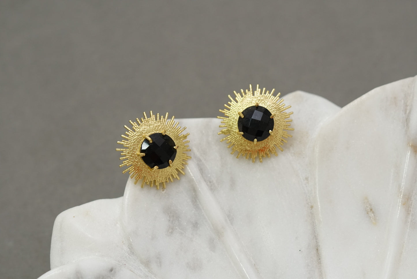 Stone earring (1-2953)(H)