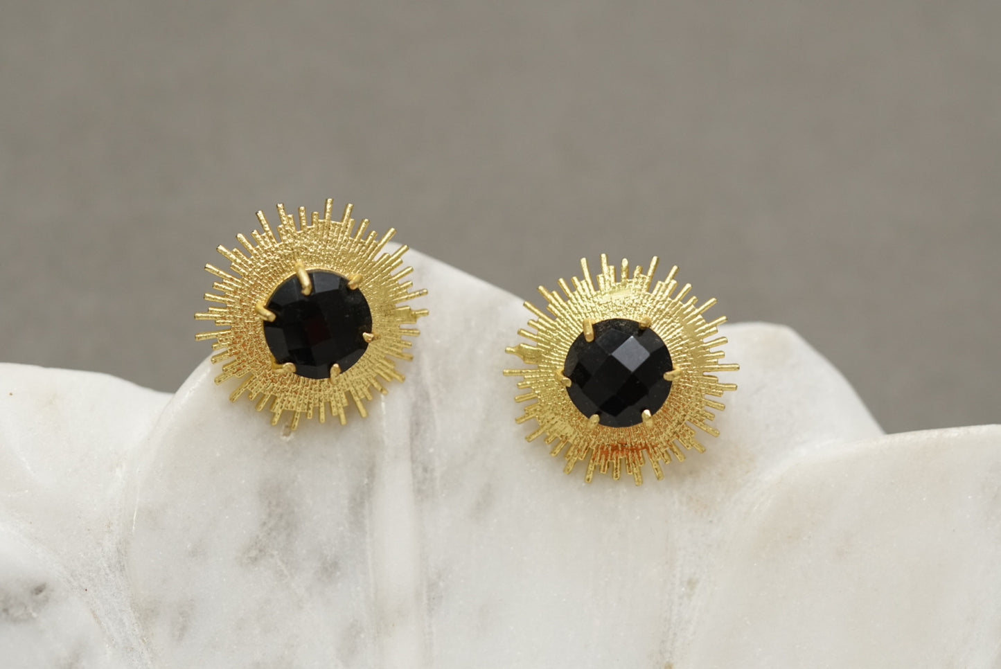 Stone earring (1-2953)(H)