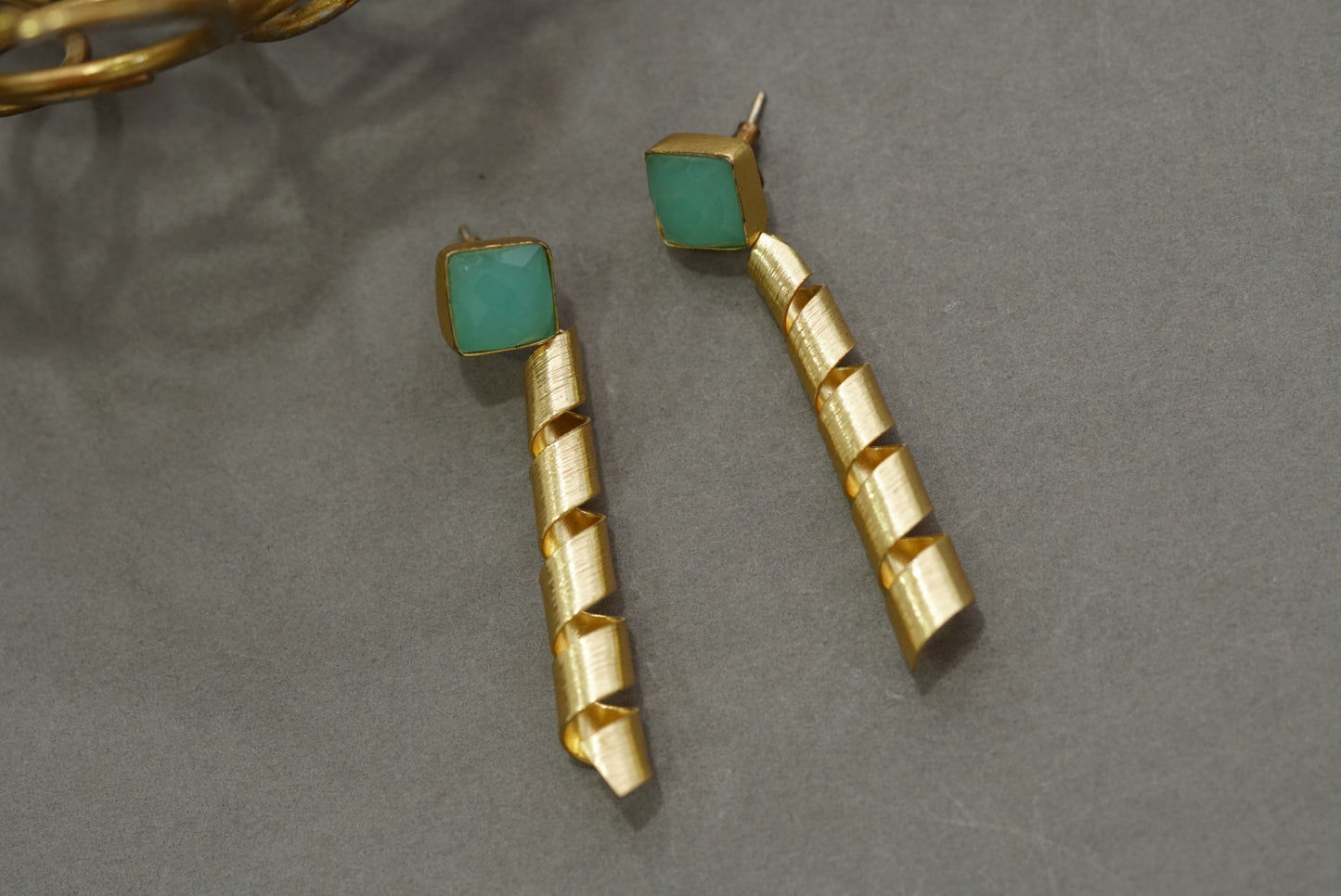 Stone earring (1-2946)(H)
