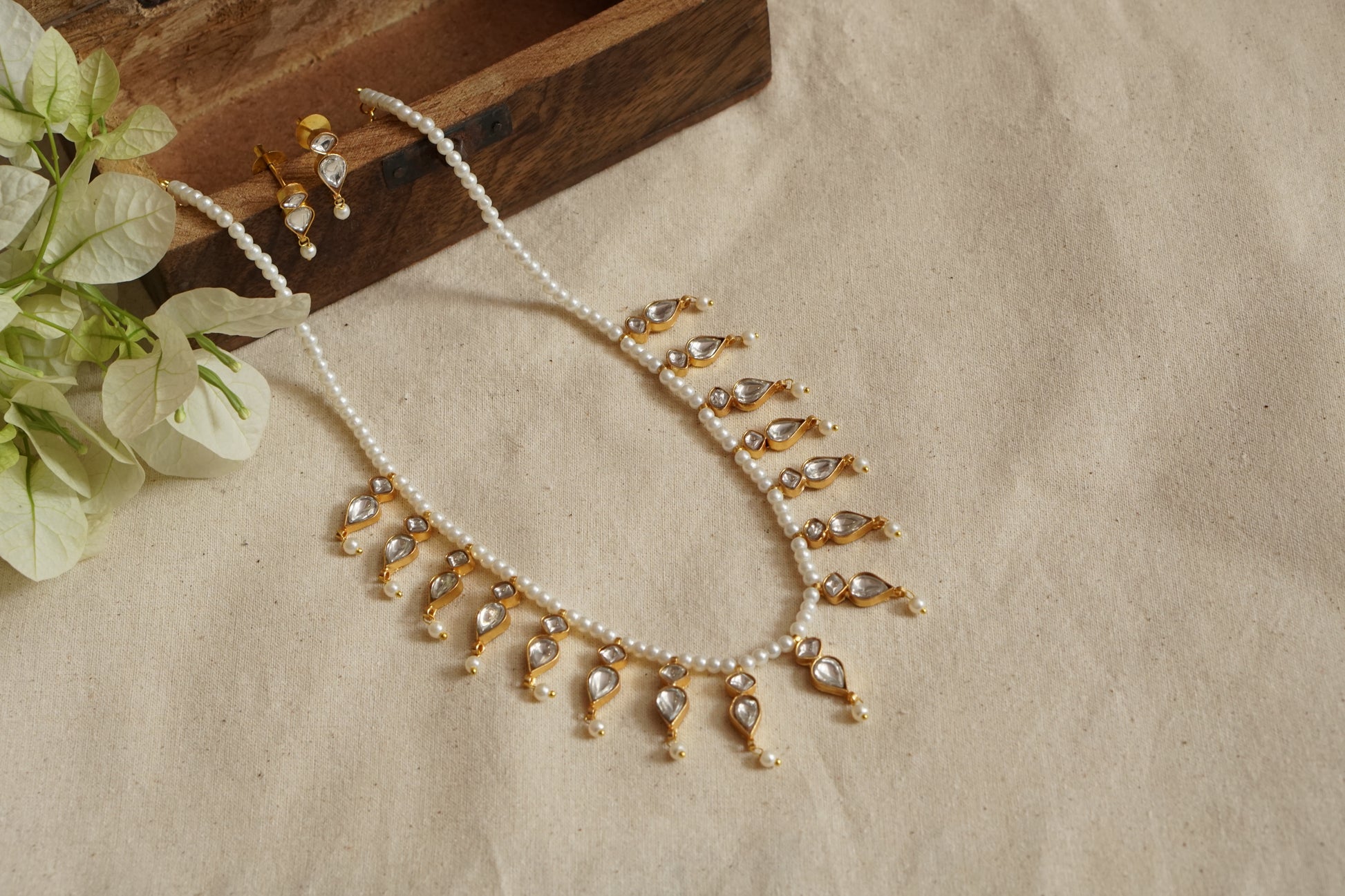 White kundan necklace Set (4-8636(R) (Introductory price) - JEWELSTYLE